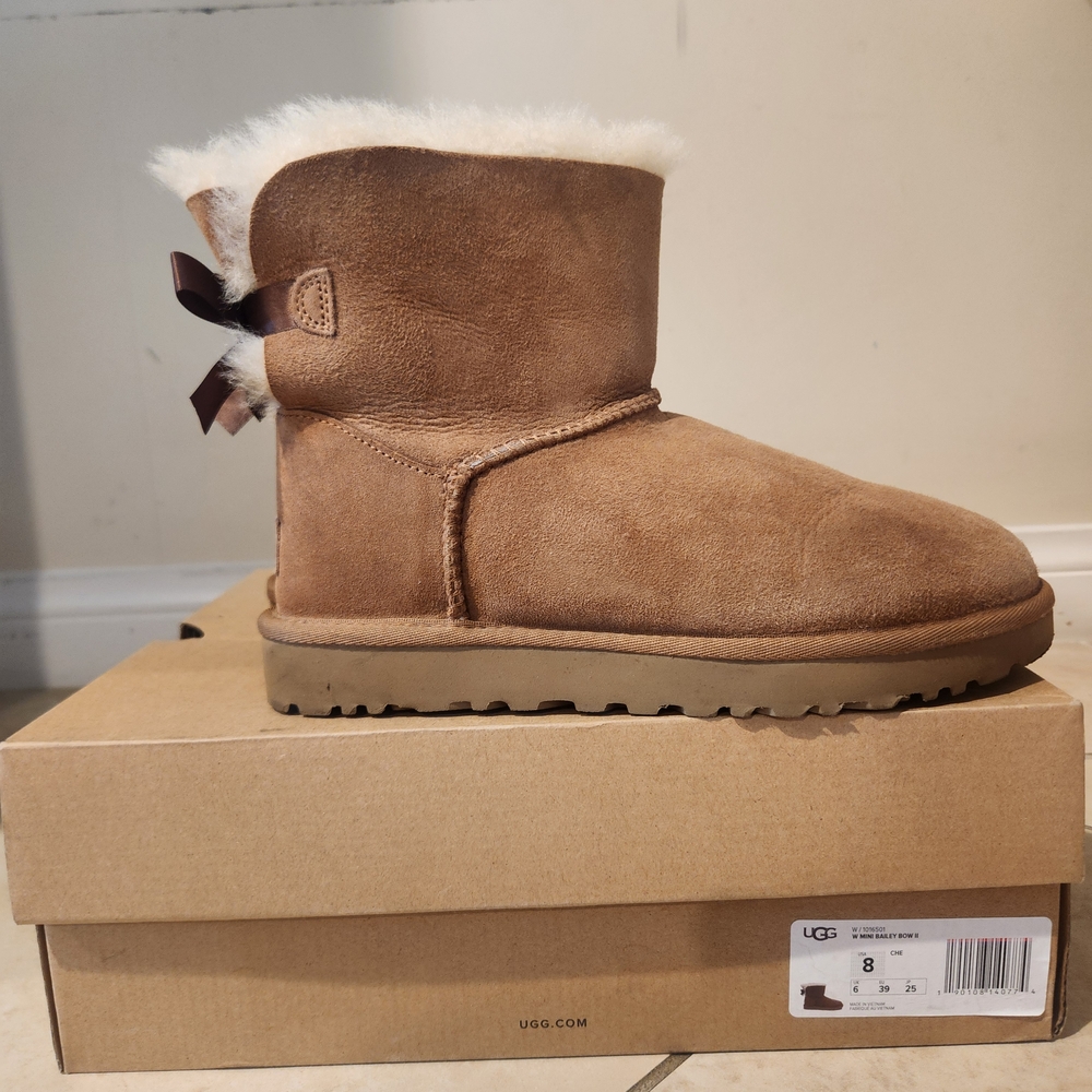 UGG Mini Bailey Bow II Woman Size 8